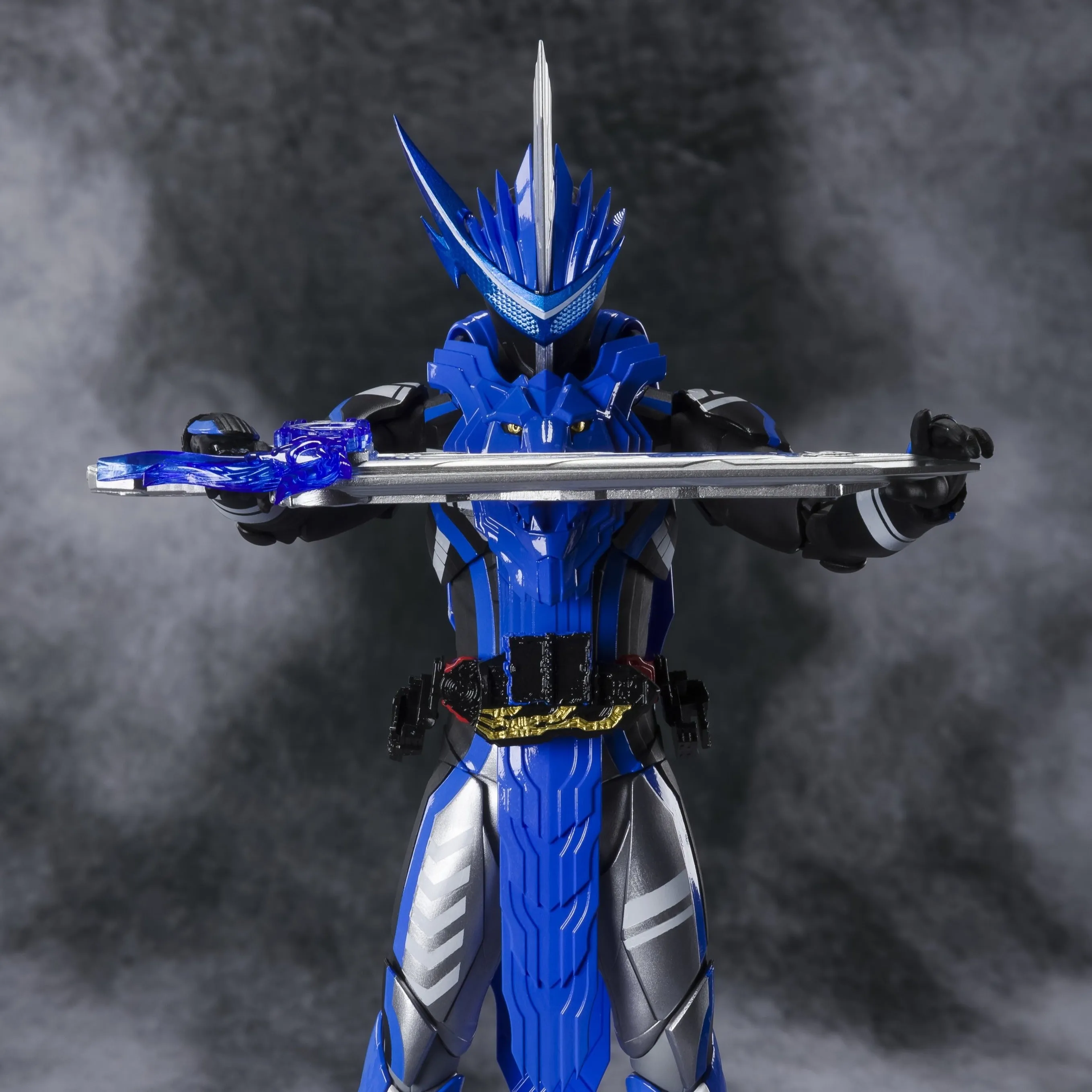 S.H.FIGUARTS KAMEN RIDER SABER BLADES LION SENSKI