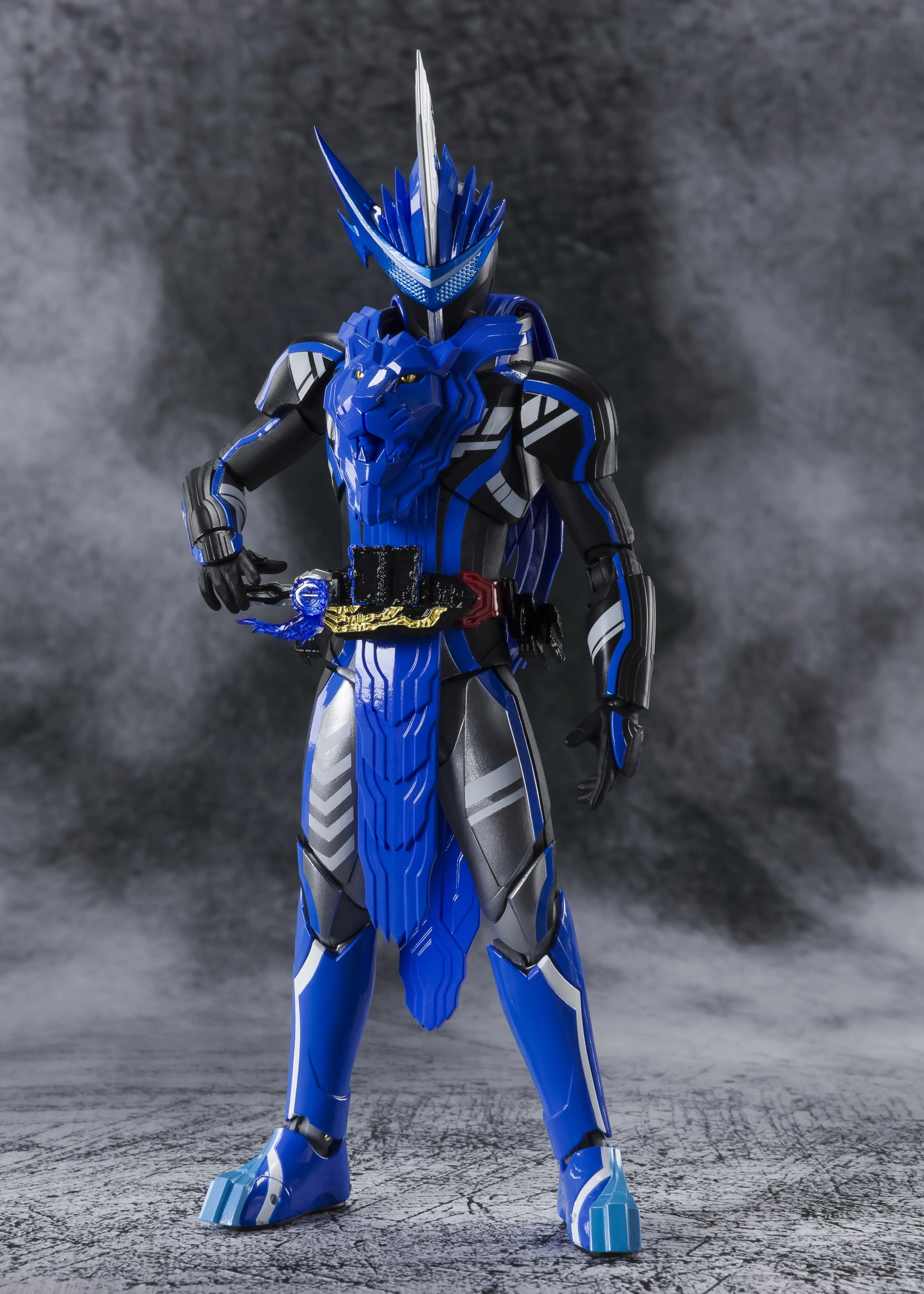 S.H.FIGUARTS KAMEN RIDER SABER BLADES LION SENSKI