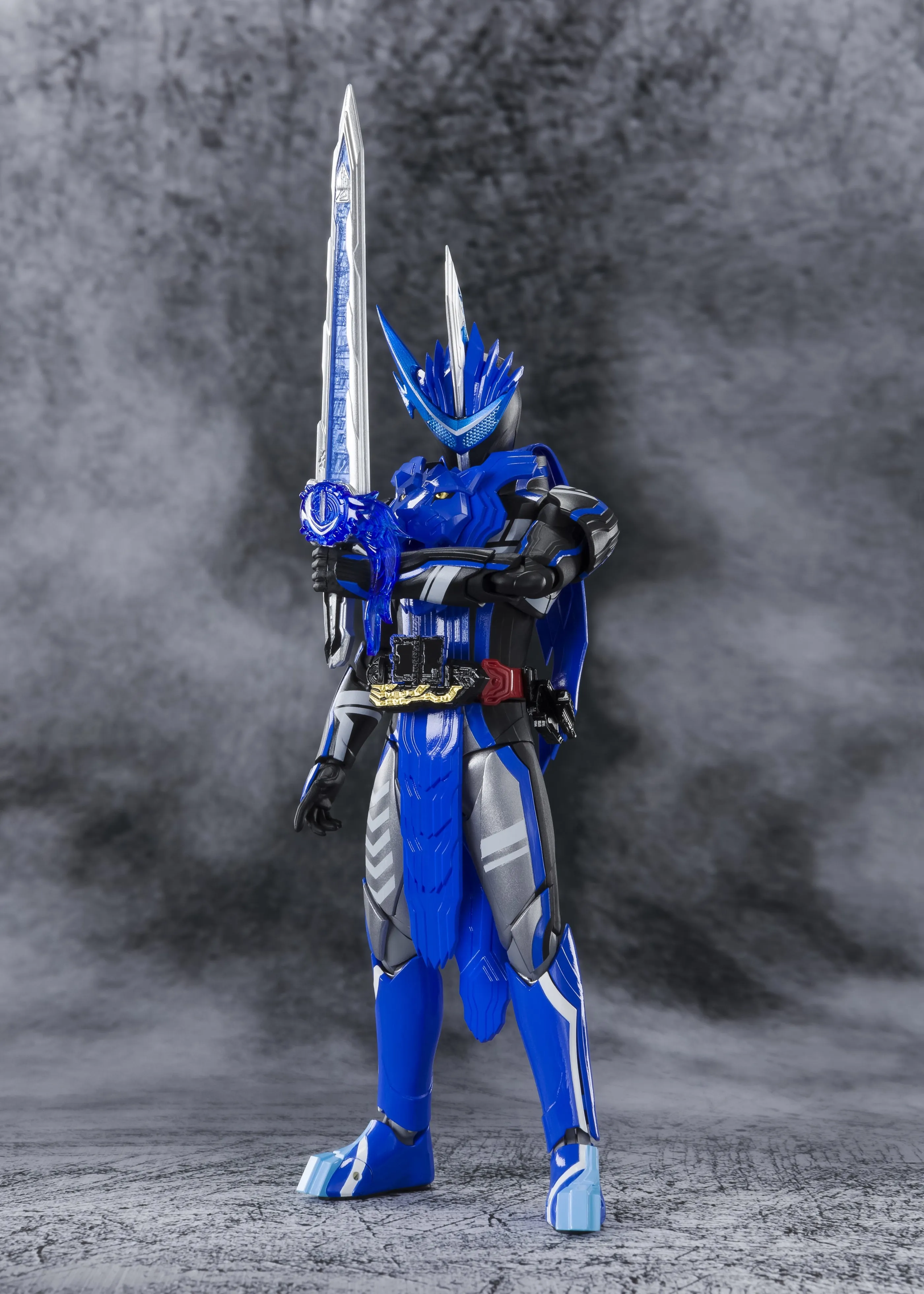 S.H.FIGUARTS KAMEN RIDER SABER BLADES LION SENSKI